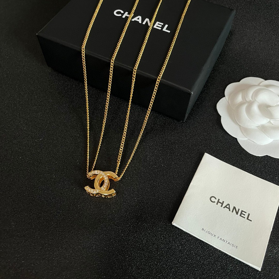  Chanel香奈儿 中古 项链👀小香家的款式真心无需多介绍😘🎶每一款都超好看，精致大方，非常显气质.