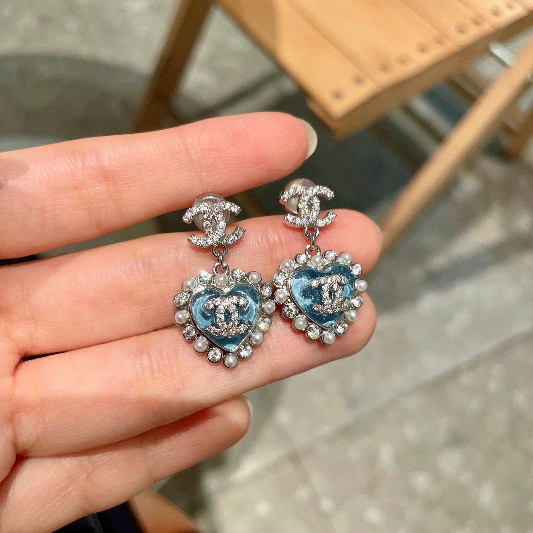  Chanel香奈儿 中古 双C耳钉👀原版复刻logo 小香家的款式真心无需多介绍😘🎶每一款都超好看，精