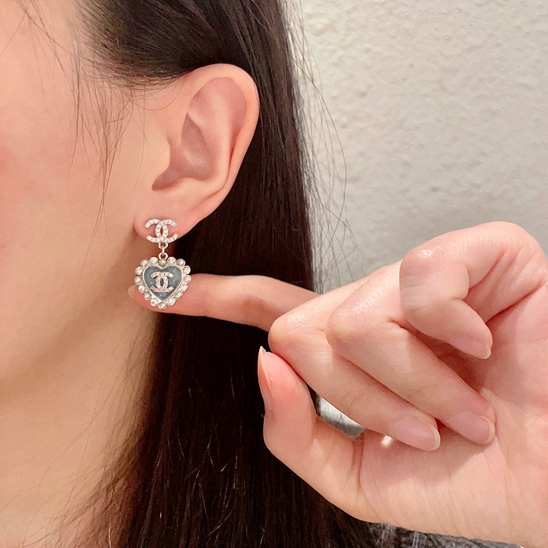  Chanel香奈儿 中古 双C耳钉👀原版复刻logo 小香家的款式真心无需多介绍😘🎶每一款都超好看，精