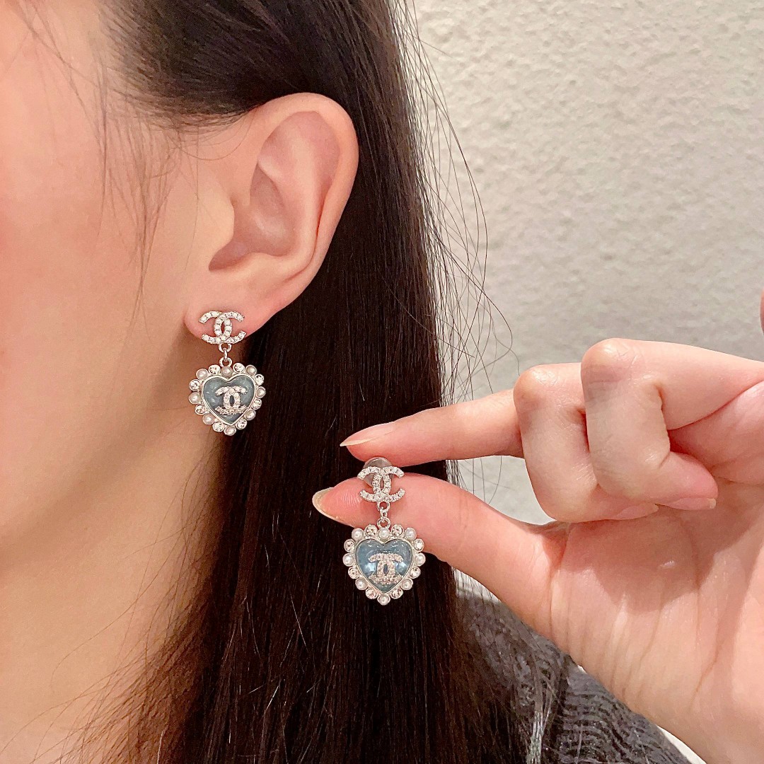  Chanel香奈儿 中古 双C耳钉👀原版复刻logo 小香家的款式真心无需多介绍😘🎶每一款都超好看，精