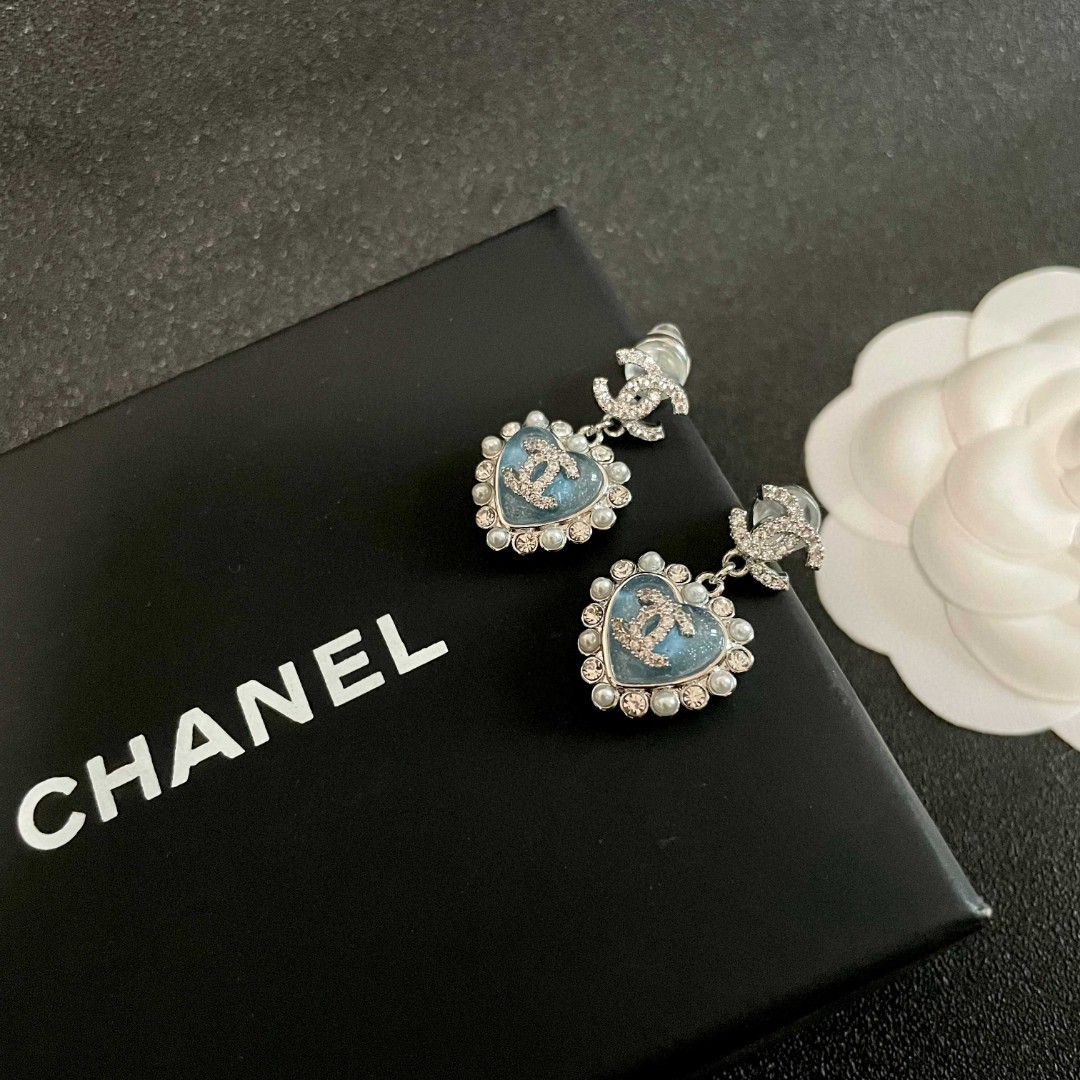  Chanel香奈儿 中古 双C耳钉👀原版复刻logo 小香家的款式真心无需多介绍😘🎶每一款都超好看，精