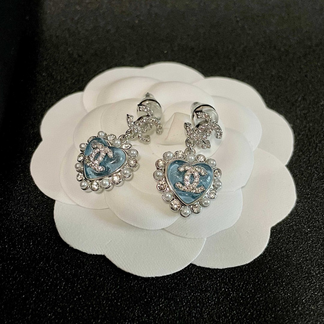  Chanel香奈儿 中古 双C耳钉👀原版复刻logo 小香家的款式真心无需多介绍😘🎶每一款都超好看，精