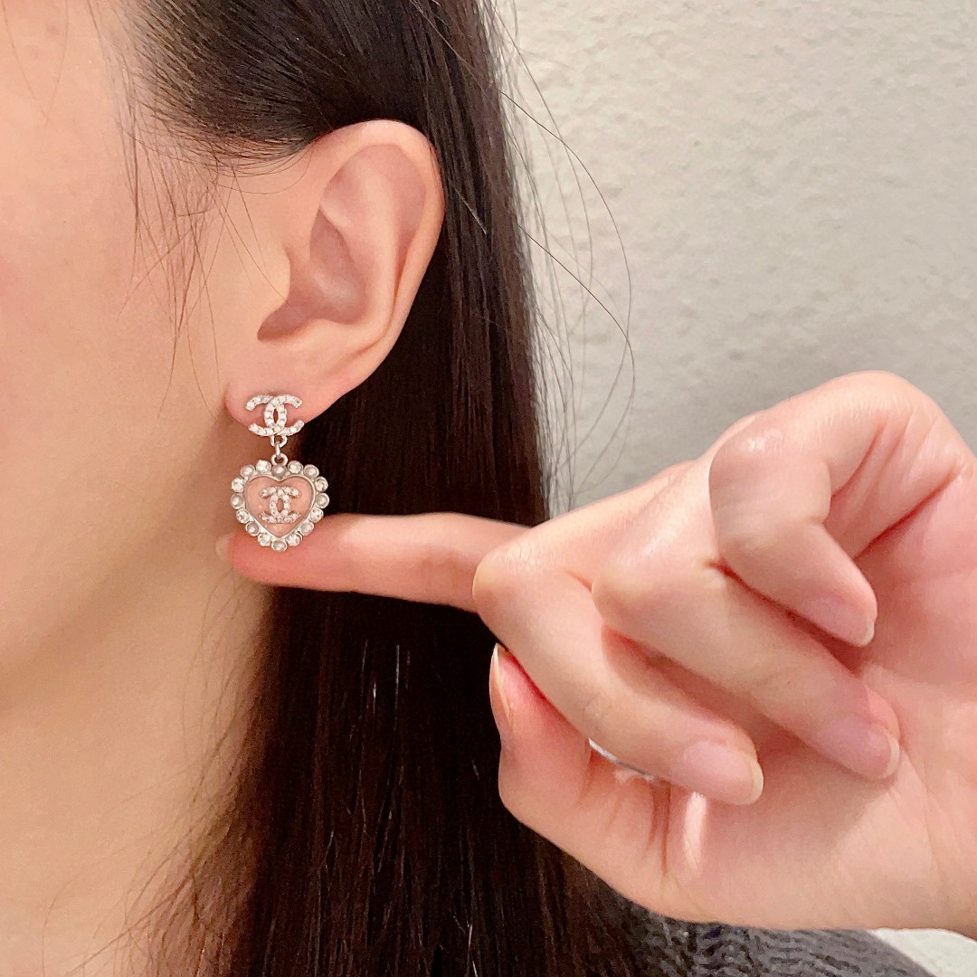  Chanel香奈儿 中古 双C耳钉👀原版复刻logo 小香家的款式真心无需多介绍😘🎶每一款都超好看，精