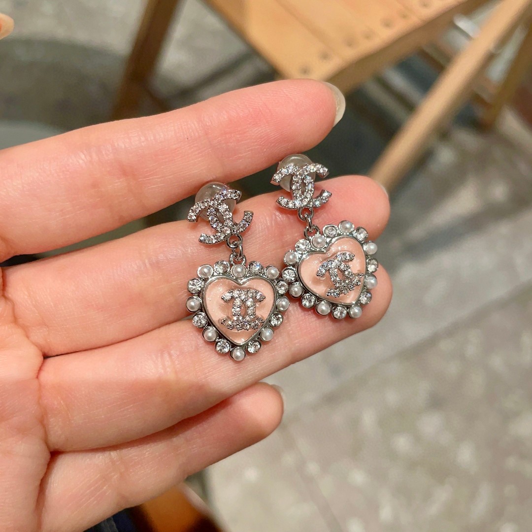  Chanel香奈儿 中古 双C耳钉👀原版复刻logo 小香家的款式真心无需多介绍😘🎶每一款都超好看，精