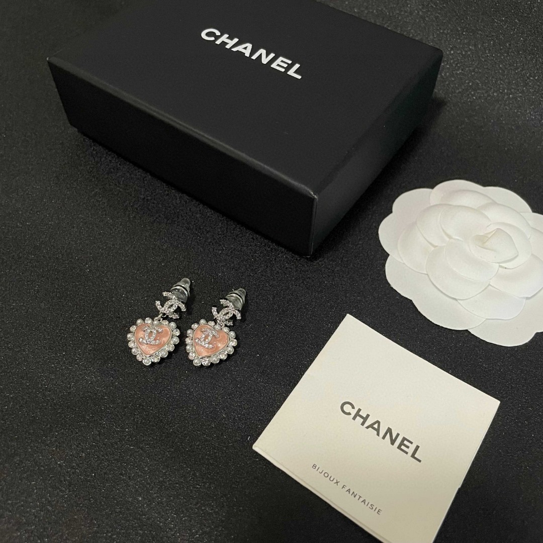  Chanel香奈儿 中古 双C耳钉👀原版复刻logo 小香家的款式真心无需多介绍😘🎶每一款都超好看，精