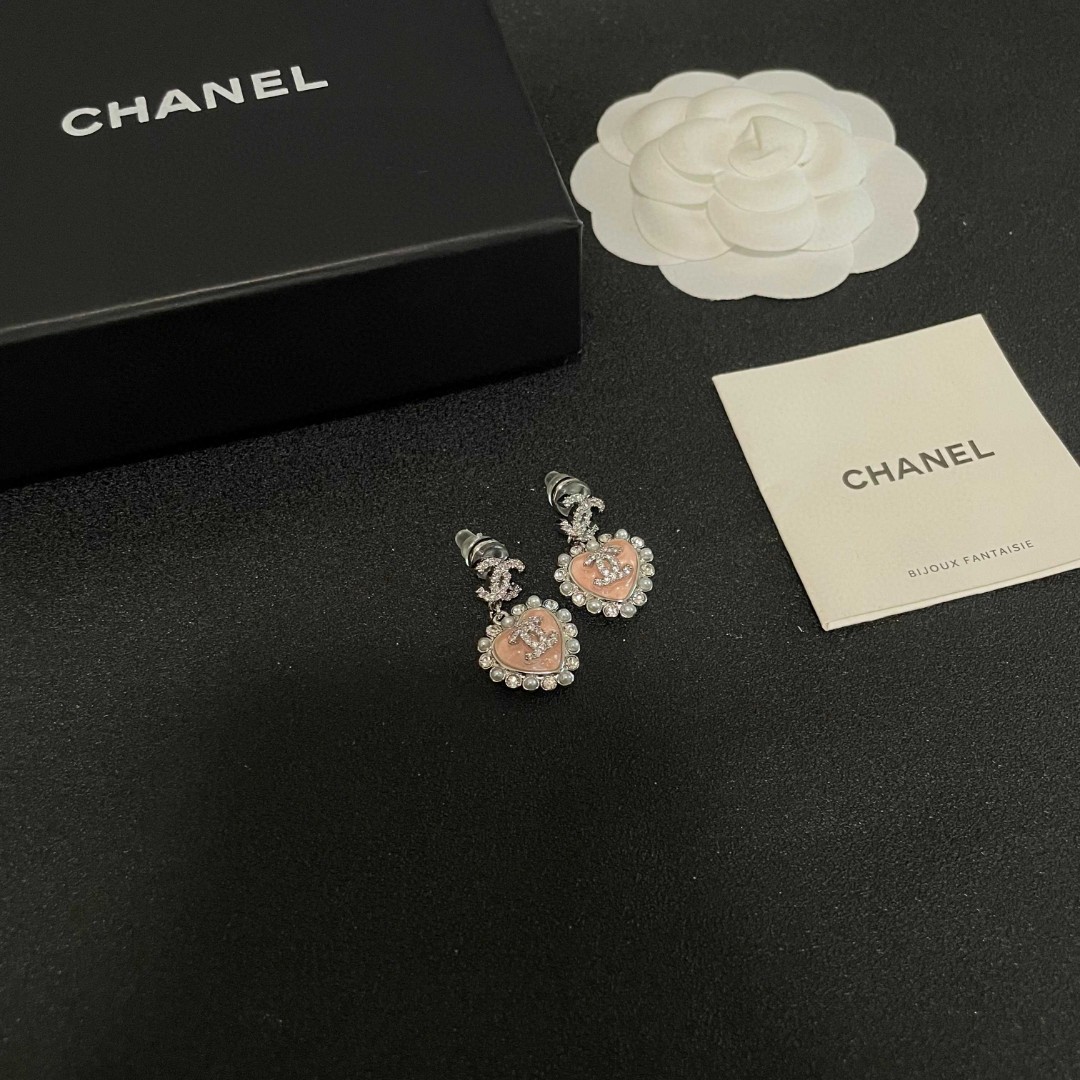  Chanel香奈儿 中古 双C耳钉👀原版复刻logo 小香家的款式真心无需多介绍😘🎶每一款都超好看，精
