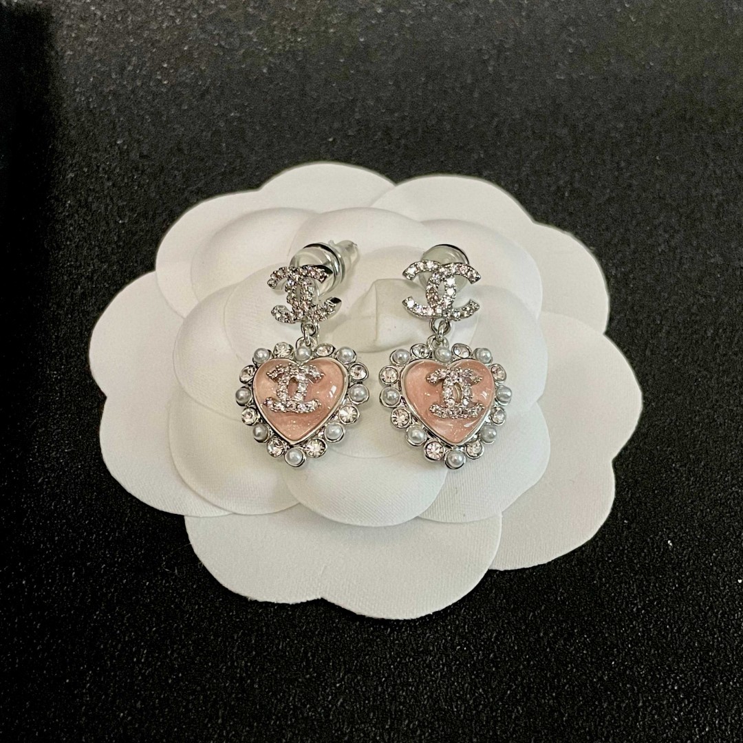  Chanel香奈儿 中古 双C耳钉👀原版复刻logo 小香家的款式真心无需多介绍😘🎶每一款都超好看，精