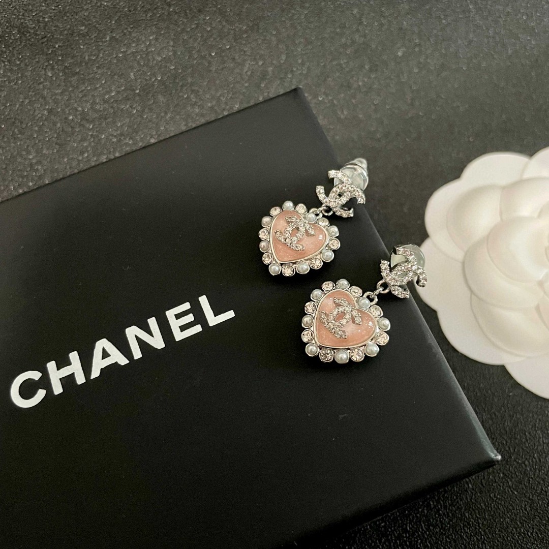  Chanel香奈儿 中古 双C耳钉👀原版复刻logo 小香家的款式真心无需多介绍😘🎶每一款都超好看，精