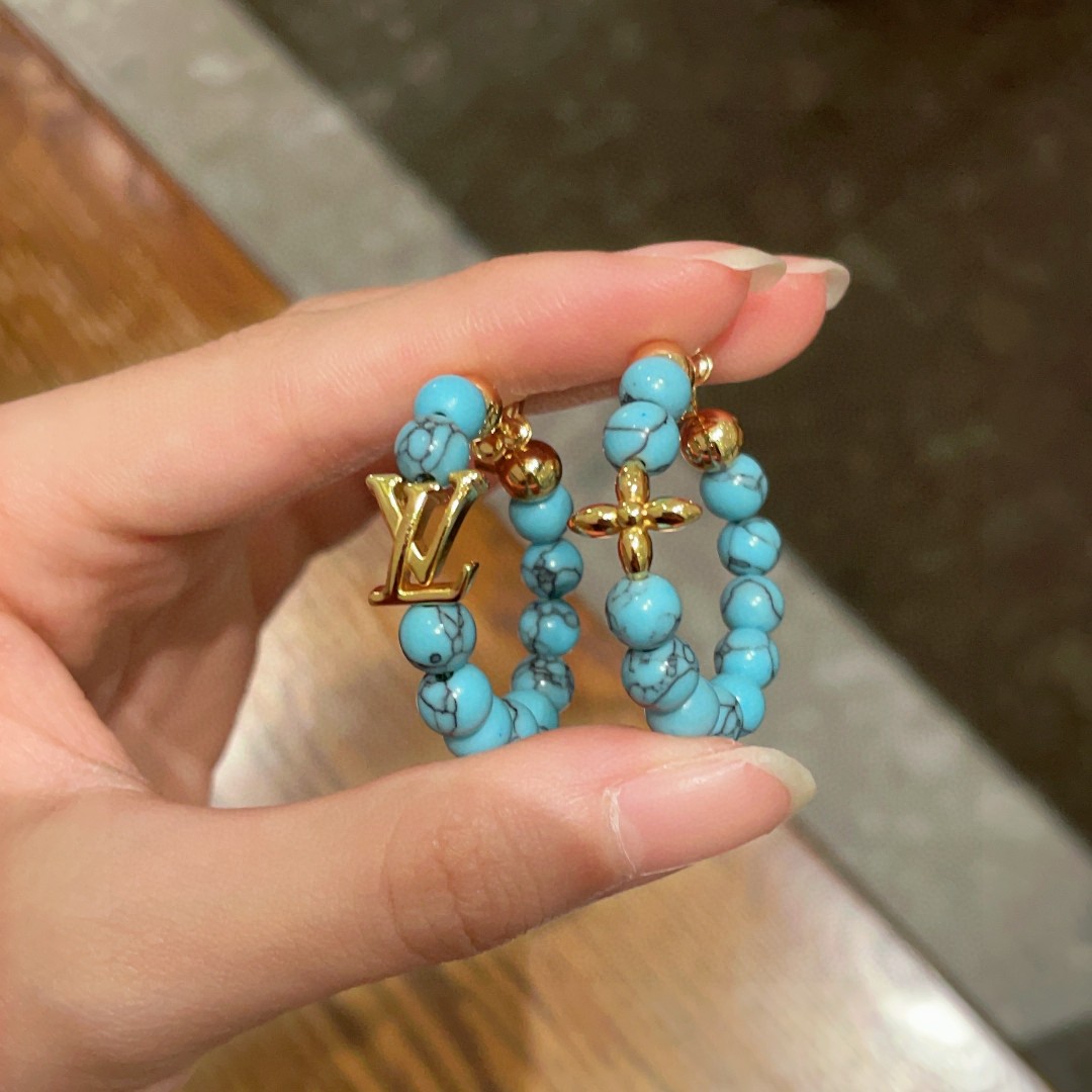 😍便宜款 LV四叶草🍀字母AB款耳钉耳环🌀原版黄铜 925纯银针 实拍 设计不张扬🥰不高调却带着一种迷人