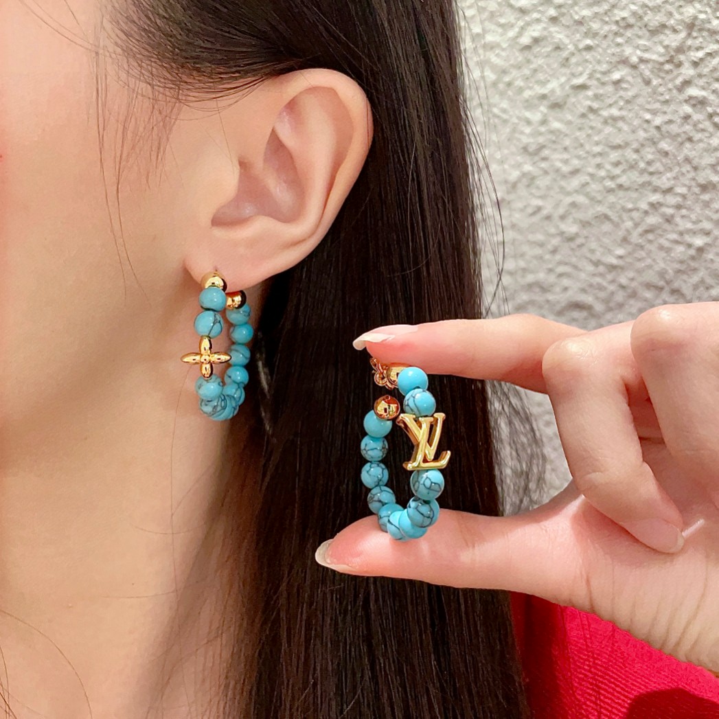 😍便宜款 LV四叶草🍀字母AB款耳钉耳环🌀原版黄铜 925纯银针 实拍 设计不张扬🥰不高调却带着一种迷人