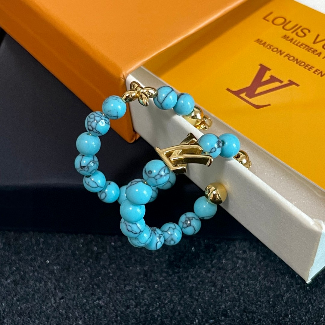 😍便宜款 LV四叶草🍀字母AB款耳钉耳环🌀原版黄铜 925纯银针 实拍 设计不张扬🥰不高调却带着一种迷人