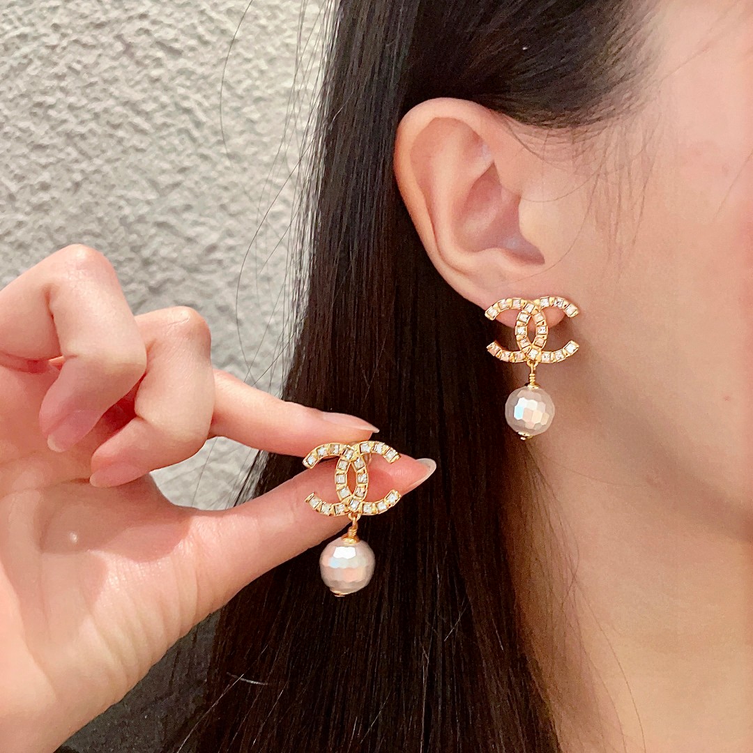  Chanel香奈儿 中古 耳钉👀小香家的款式真心无需多介绍😘🎶每一款都超好看，精致大方，非常显气质