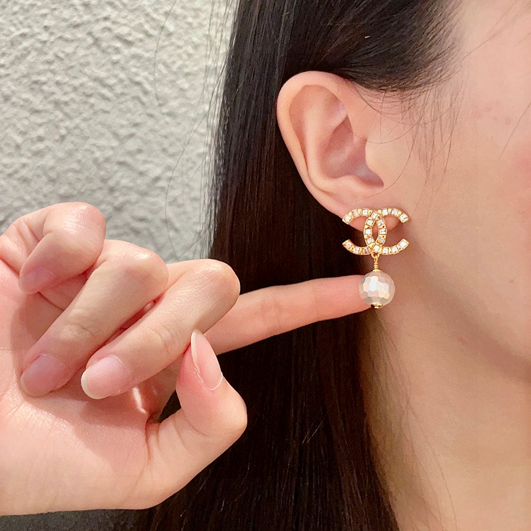  Chanel香奈儿 中古 耳钉👀小香家的款式真心无需多介绍😘🎶每一款都超好看，精致大方，非常显气质