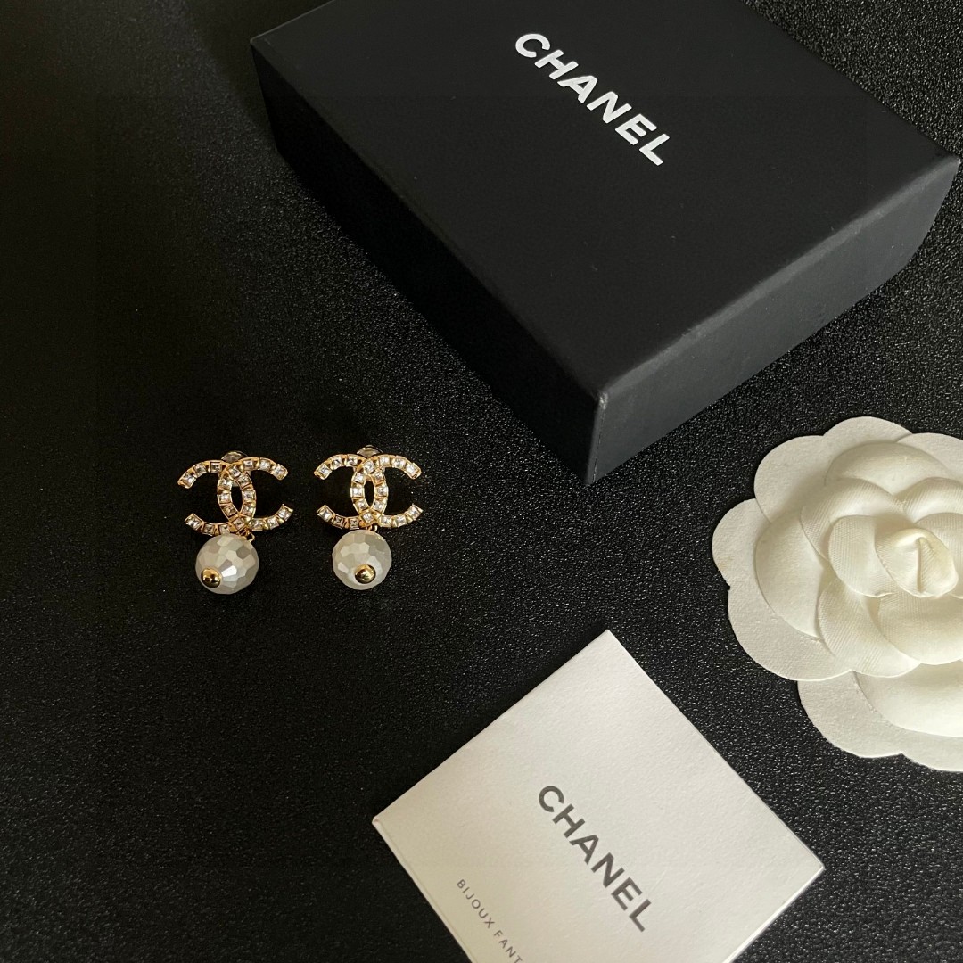  Chanel香奈儿 中古 耳钉👀小香家的款式真心无需多介绍😘🎶每一款都超好看，精致大方，非常显气质