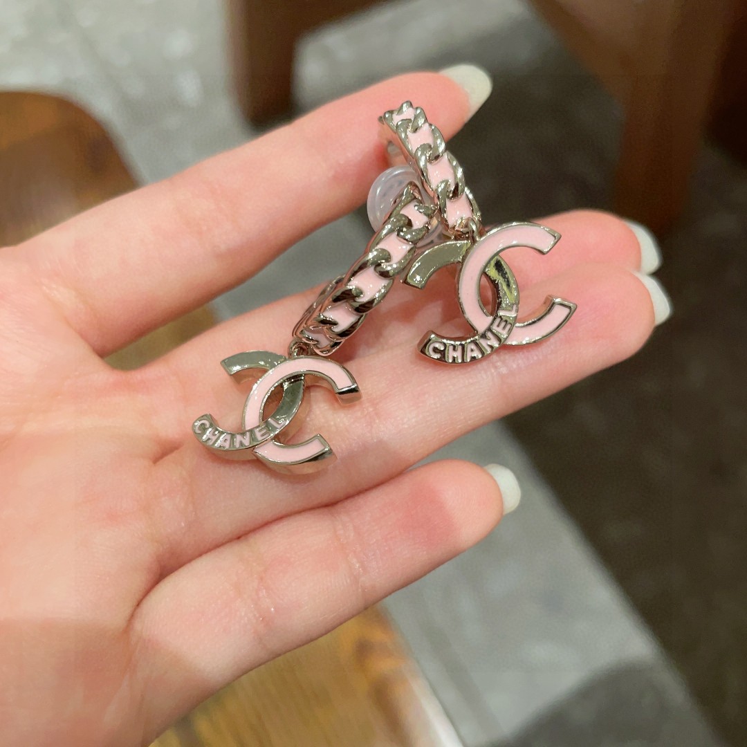  Chanel香奈儿 中古 双C耳钉👀小香家的款式真心无需多介绍😘🎶每一款都超好看，精致大方，非常显气质