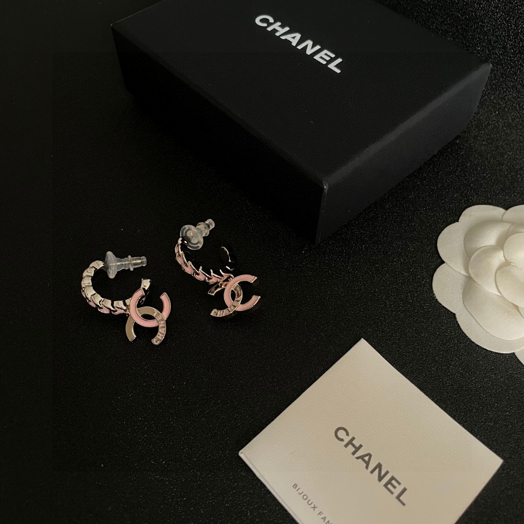  Chanel香奈儿 中古 双C耳钉👀小香家的款式真心无需多介绍😘🎶每一款都超好看，精致大方，非常显气质