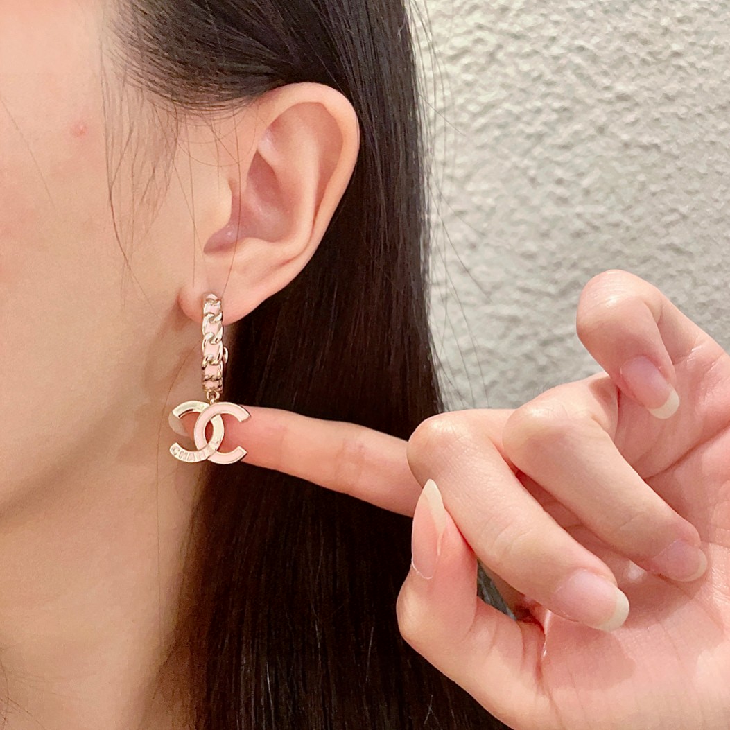  Chanel香奈儿 中古 双C耳钉👀小香家的款式真心无需多介绍😘🎶每一款都超好看，精致大方，非常显气质