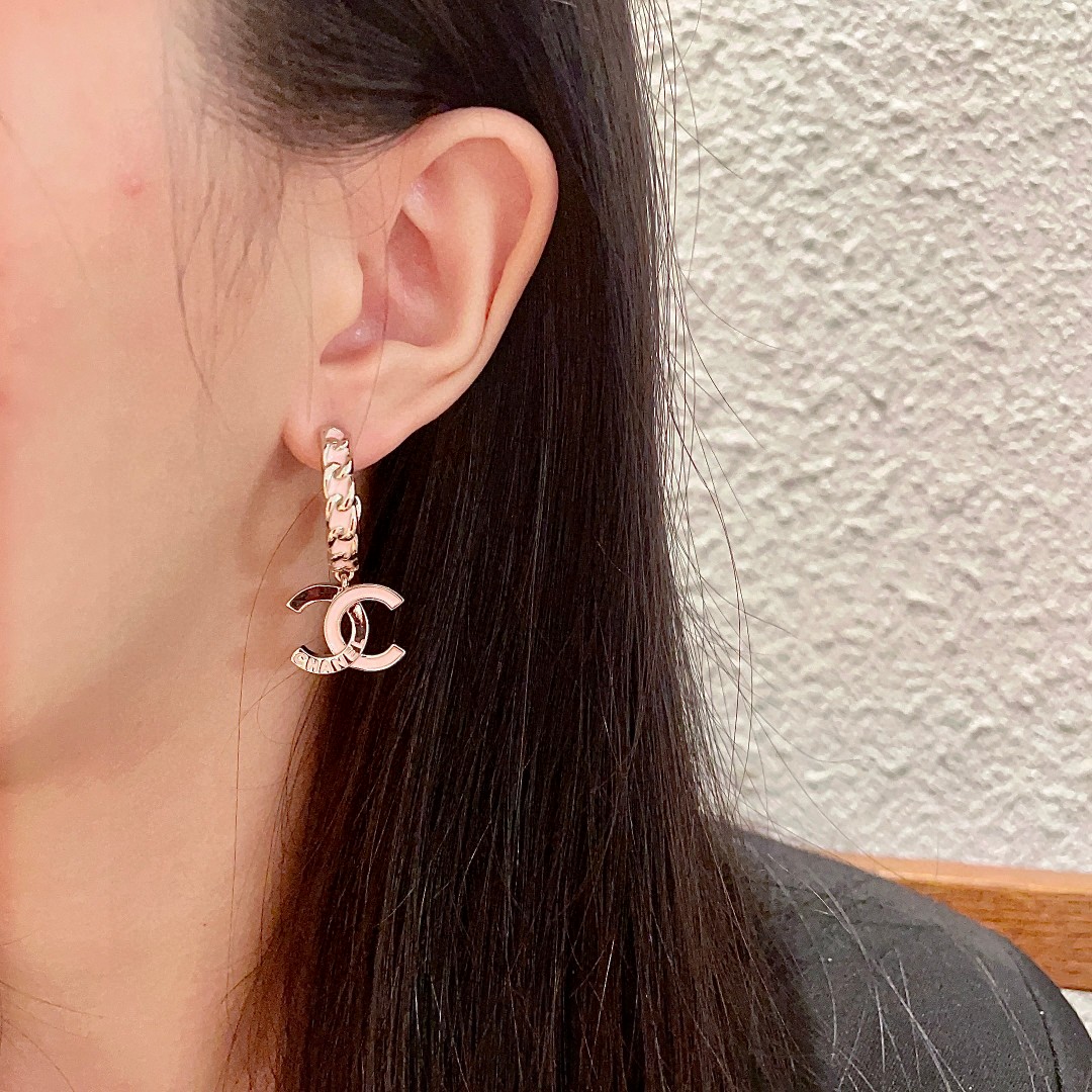  Chanel香奈儿 中古 双C耳钉👀小香家的款式真心无需多介绍😘🎶每一款都超好看，精致大方，非常显气质
