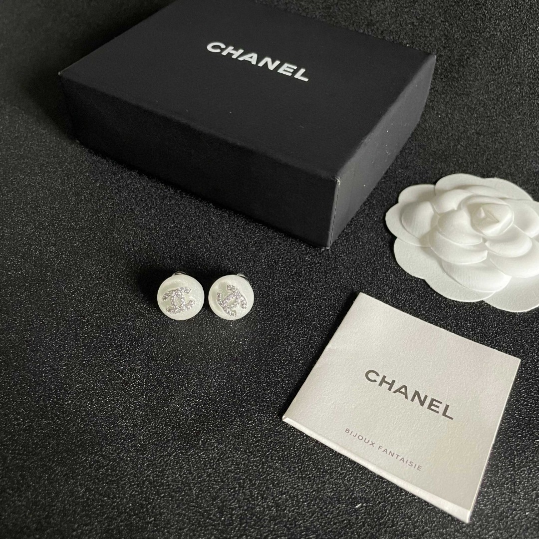  Chanel香奈儿 中古 双C耳钉👀原版复刻logo 小香家的款式真心无需多介绍😘🎶每一款都超好看，精