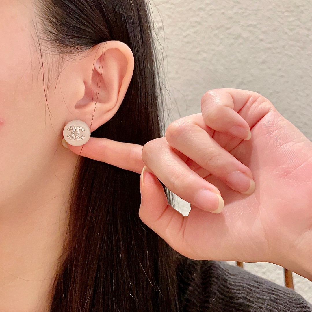  Chanel香奈儿 中古 双C耳钉👀原版复刻logo 小香家的款式真心无需多介绍😘🎶每一款都超好看，精