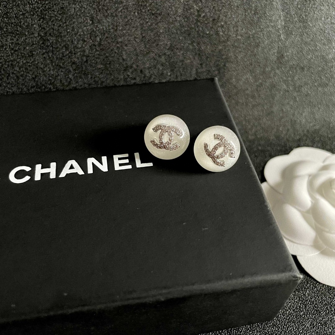  Chanel香奈儿 中古 双C耳钉👀原版复刻logo 小香家的款式真心无需多介绍😘🎶每一款都超好看，精