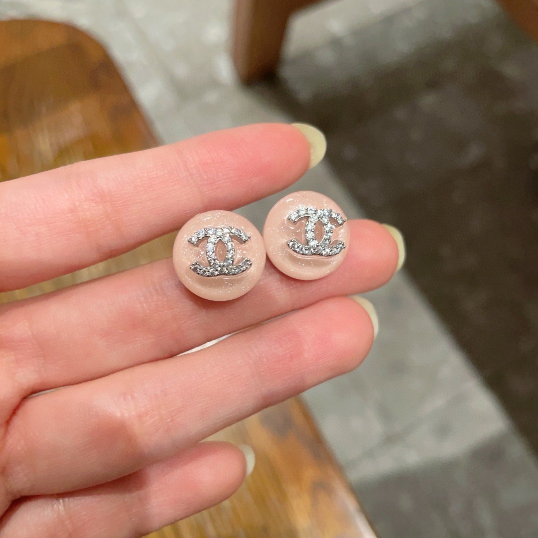  Chanel香奈儿 中古 双C耳钉👀原版复刻logo 小香家的款式真心无需多介绍😘🎶每一款都超好看，精