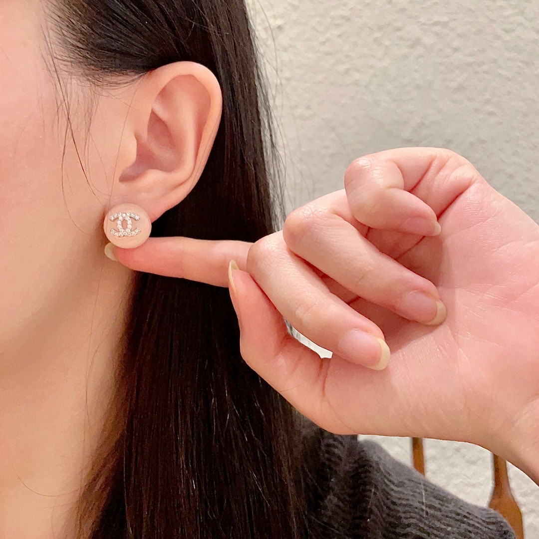  Chanel香奈儿 中古 双C耳钉👀原版复刻logo 小香家的款式真心无需多介绍😘🎶每一款都超好看，精