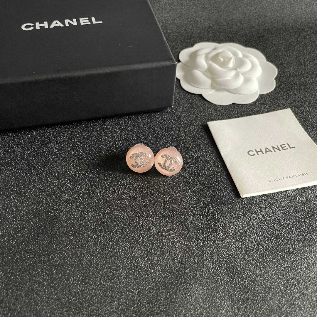  Chanel香奈儿 中古 双C耳钉👀原版复刻logo 小香家的款式真心无需多介绍😘🎶每一款都超好看，精
