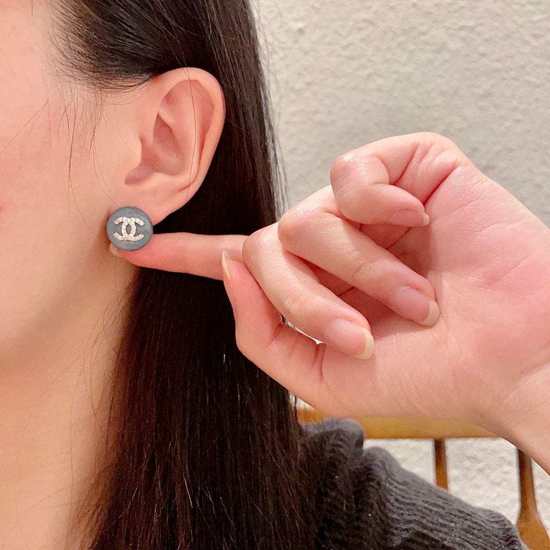  Chanel香奈儿 中古 双C耳钉👀原版复刻logo 小香家的款式真心无需多介绍😘🎶每一款都超好看，精