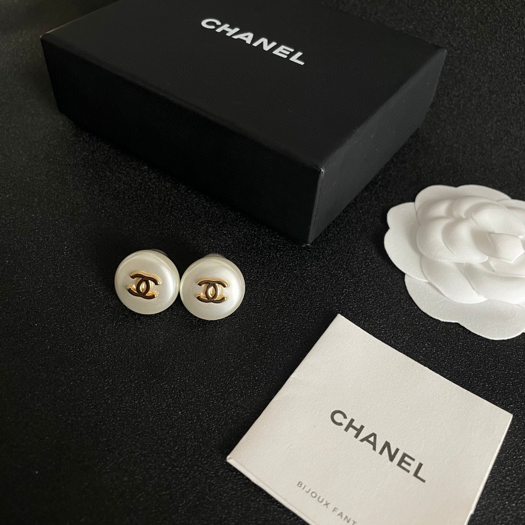  Chanel香奈儿 中古 耳钉👀小香家的款式真心无需多介绍😘🎶每一款都超好看，精致大方，非常显气质.