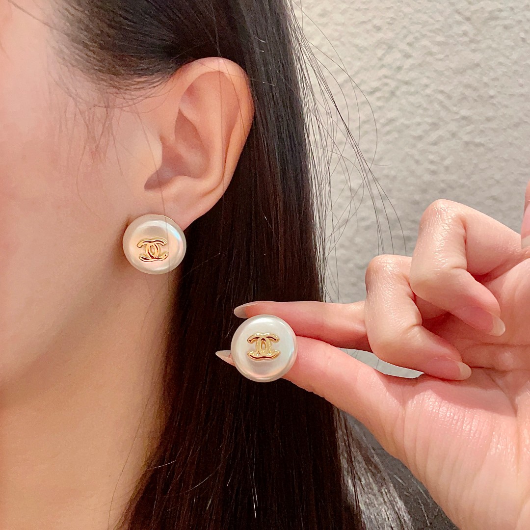  Chanel香奈儿 中古 耳钉👀小香家的款式真心无需多介绍😘🎶每一款都超好看，精致大方，非常显气质.