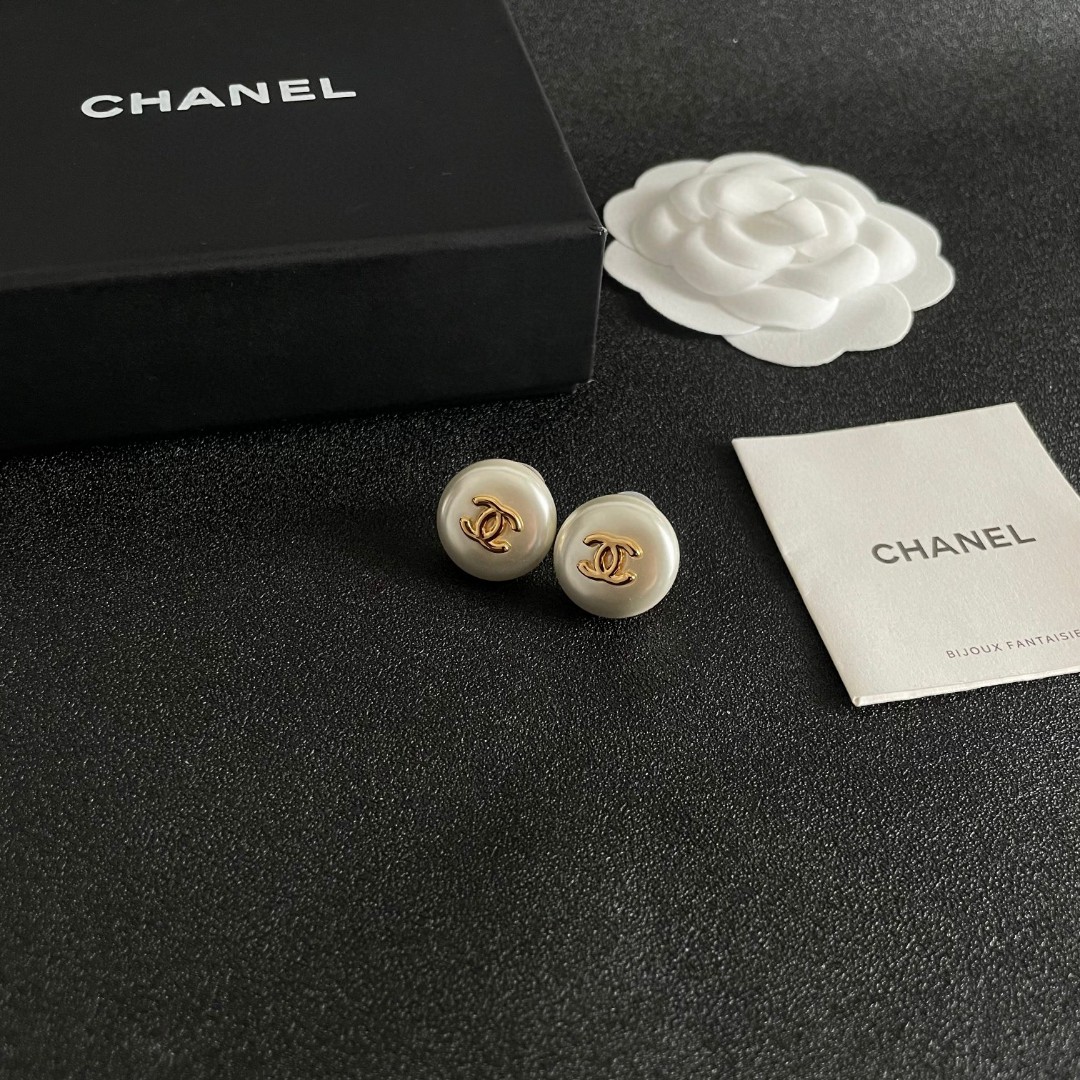  Chanel香奈儿 中古 耳钉👀小香家的款式真心无需多介绍😘🎶每一款都超好看，精致大方，非常显气质.