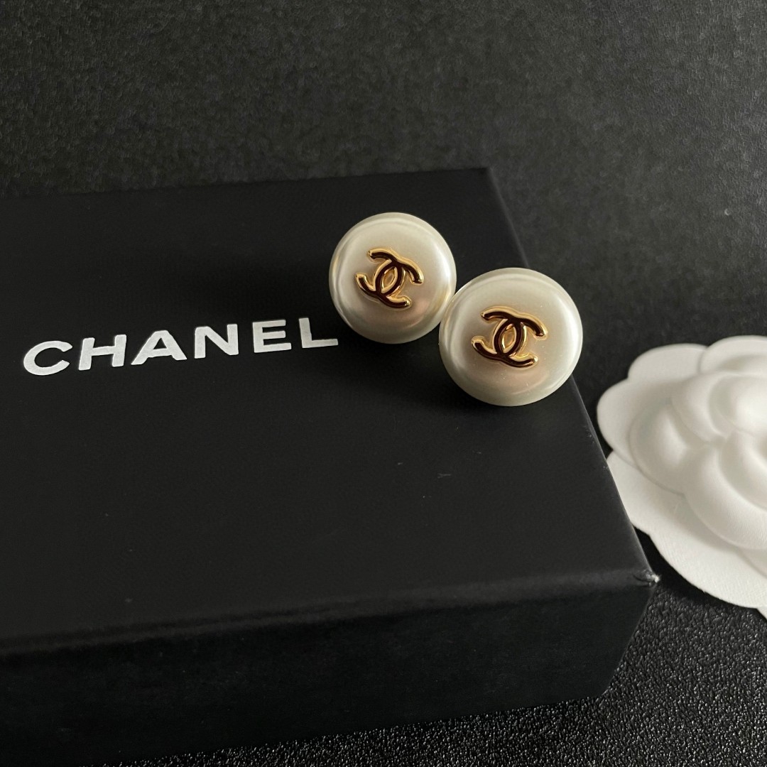  Chanel香奈儿 中古 耳钉👀小香家的款式真心无需多介绍😘🎶每一款都超好看，精致大方，非常显气质.