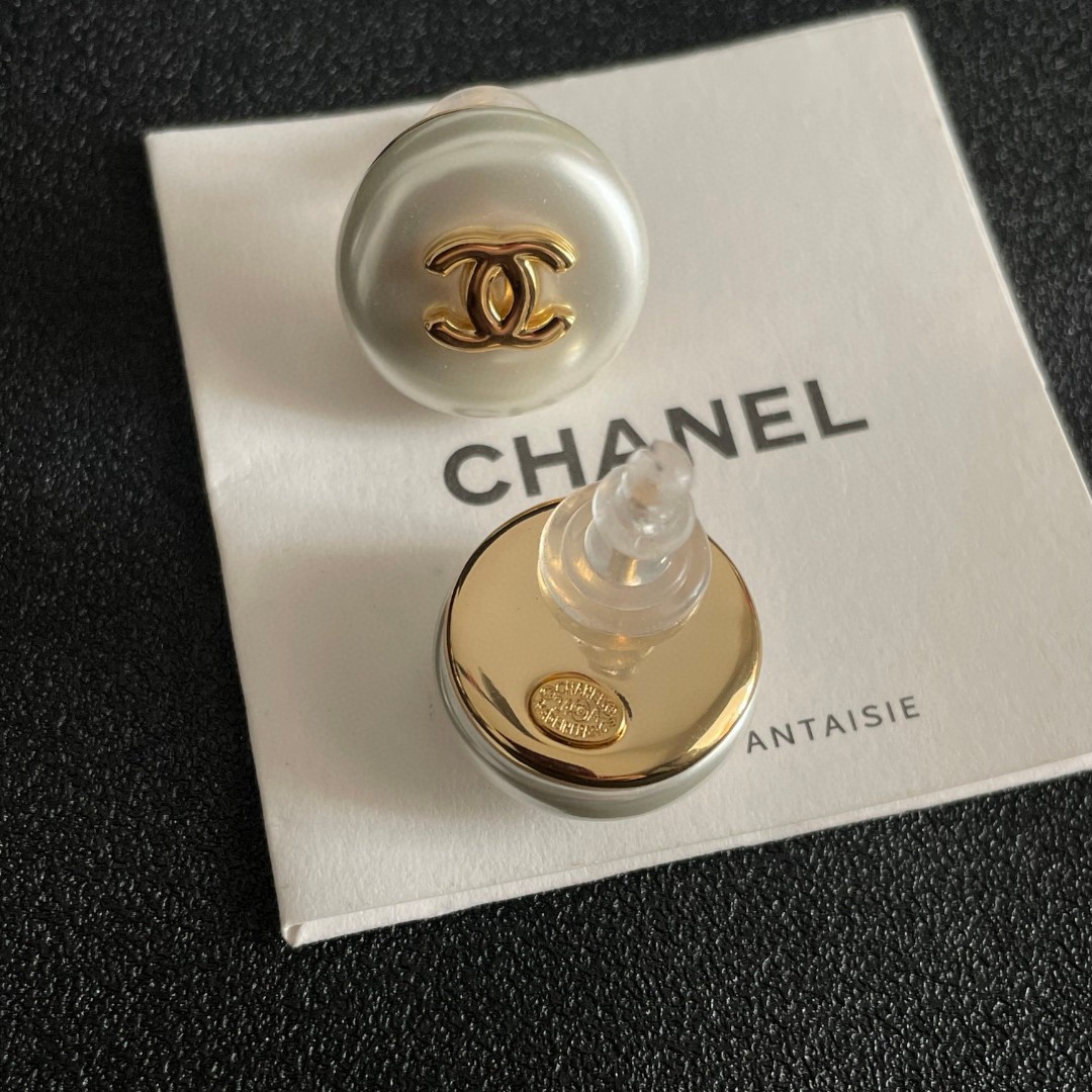  Chanel香奈儿 中古 耳钉👀小香家的款式真心无需多介绍😘🎶每一款都超好看，精致大方，非常显气质.