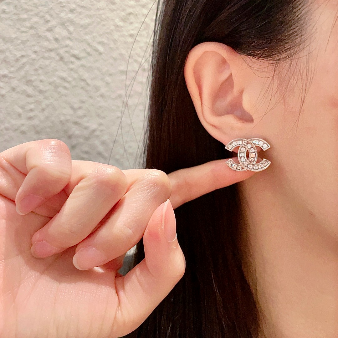  Chanel香奈儿 中古 耳钉👀小香家的款式真心无需多介绍😘🎶每一款都超好看，精致大方，非常显气质