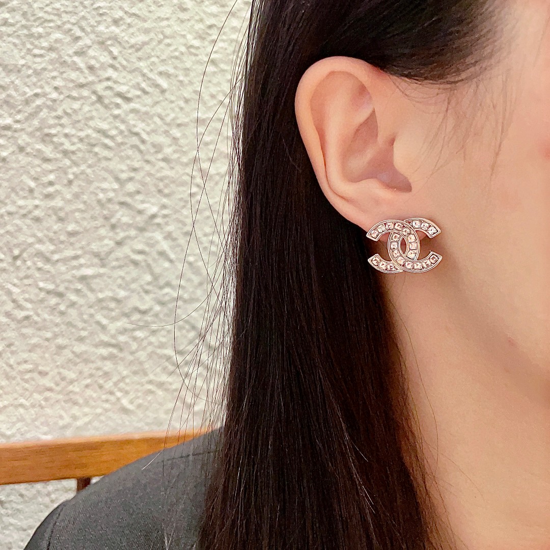  Chanel香奈儿 中古 耳钉👀小香家的款式真心无需多介绍😘🎶每一款都超好看，精致大方，非常显气质