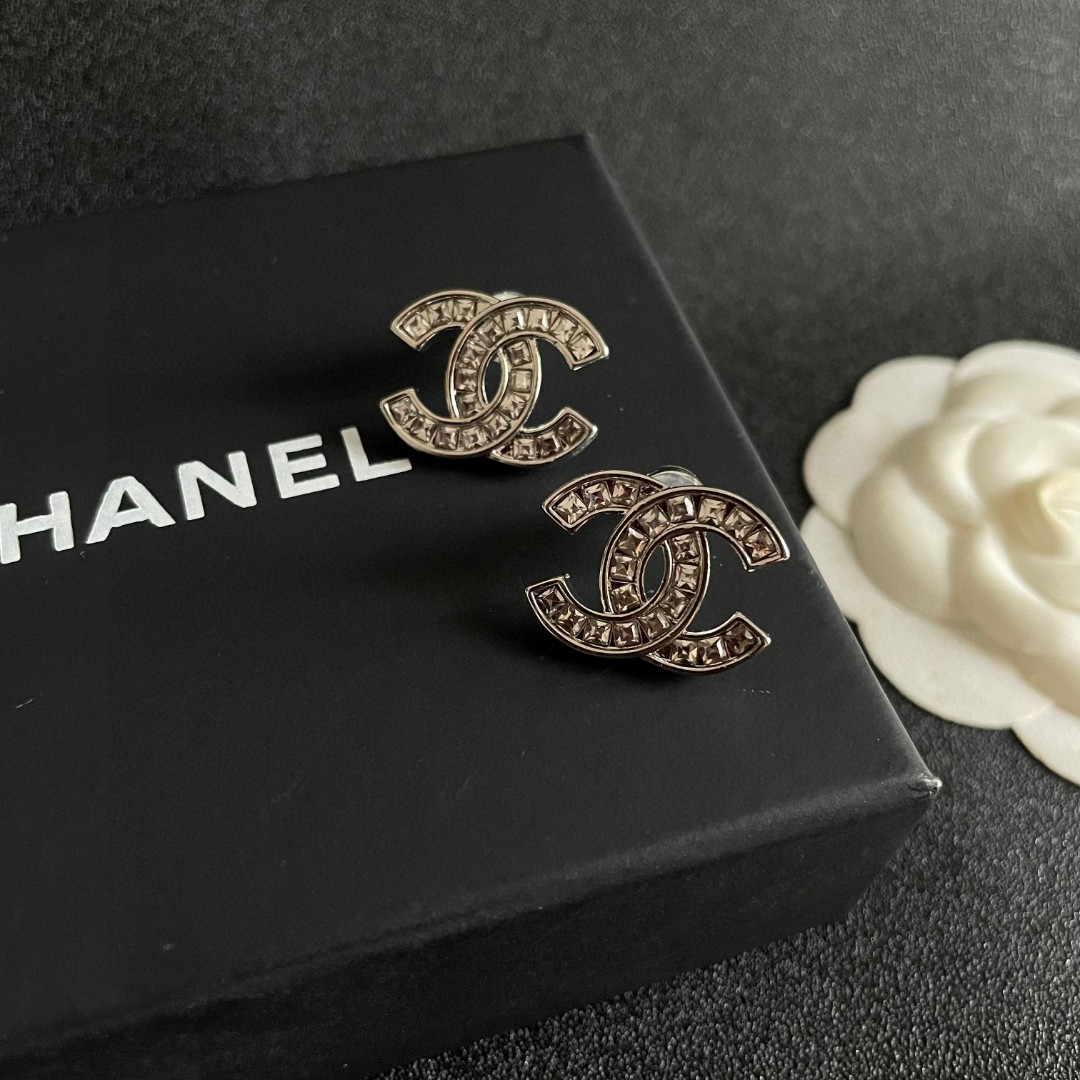  Chanel香奈儿 中古 耳钉👀小香家的款式真心无需多介绍😘🎶每一款都超好看，精致大方，非常显气质
