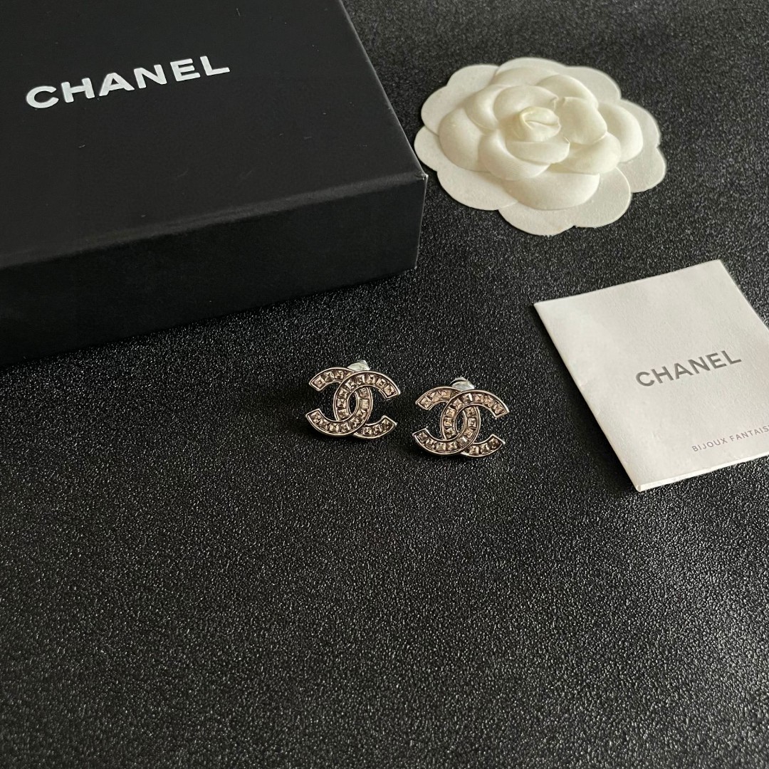  Chanel香奈儿 中古 耳钉👀小香家的款式真心无需多介绍😘🎶每一款都超好看，精致大方，非常显气质