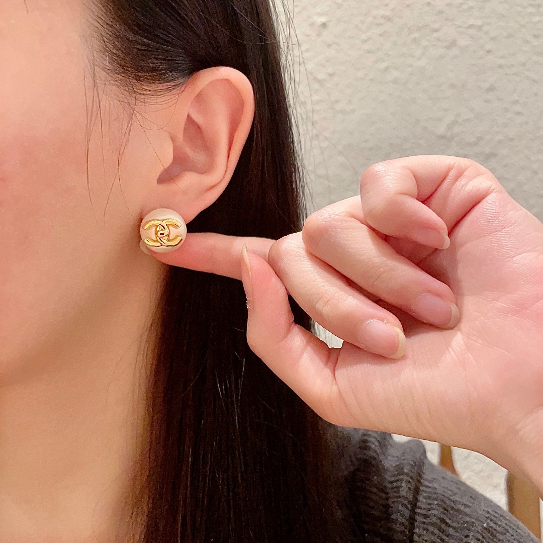  Chanel香奈儿 中古 双C耳钉👀原版复刻logo 小香家的款式真心无需多介绍😘🎶每一款都超好看，精