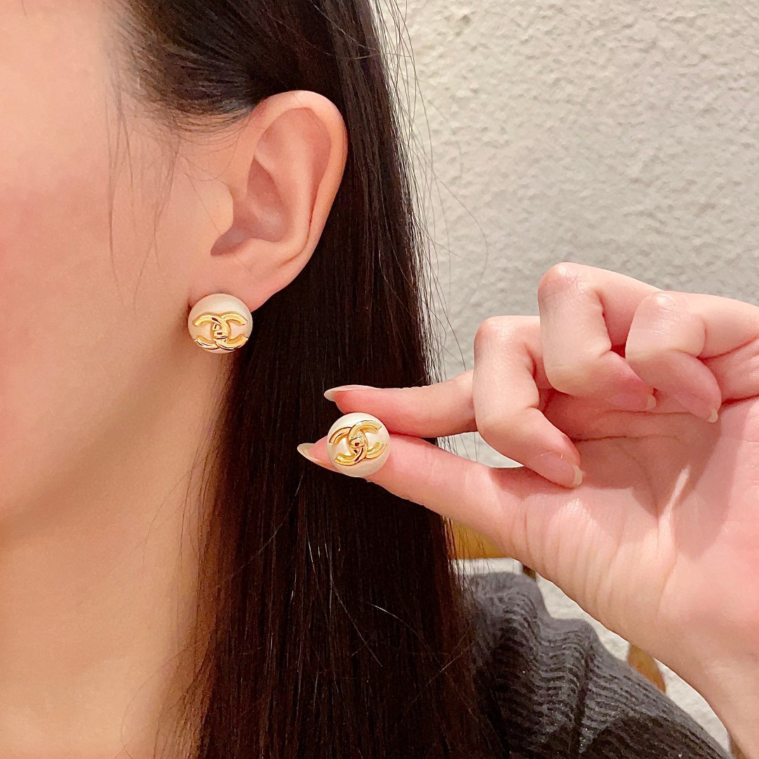  Chanel香奈儿 中古 双C耳钉👀原版复刻logo 小香家的款式真心无需多介绍😘🎶每一款都超好看，精