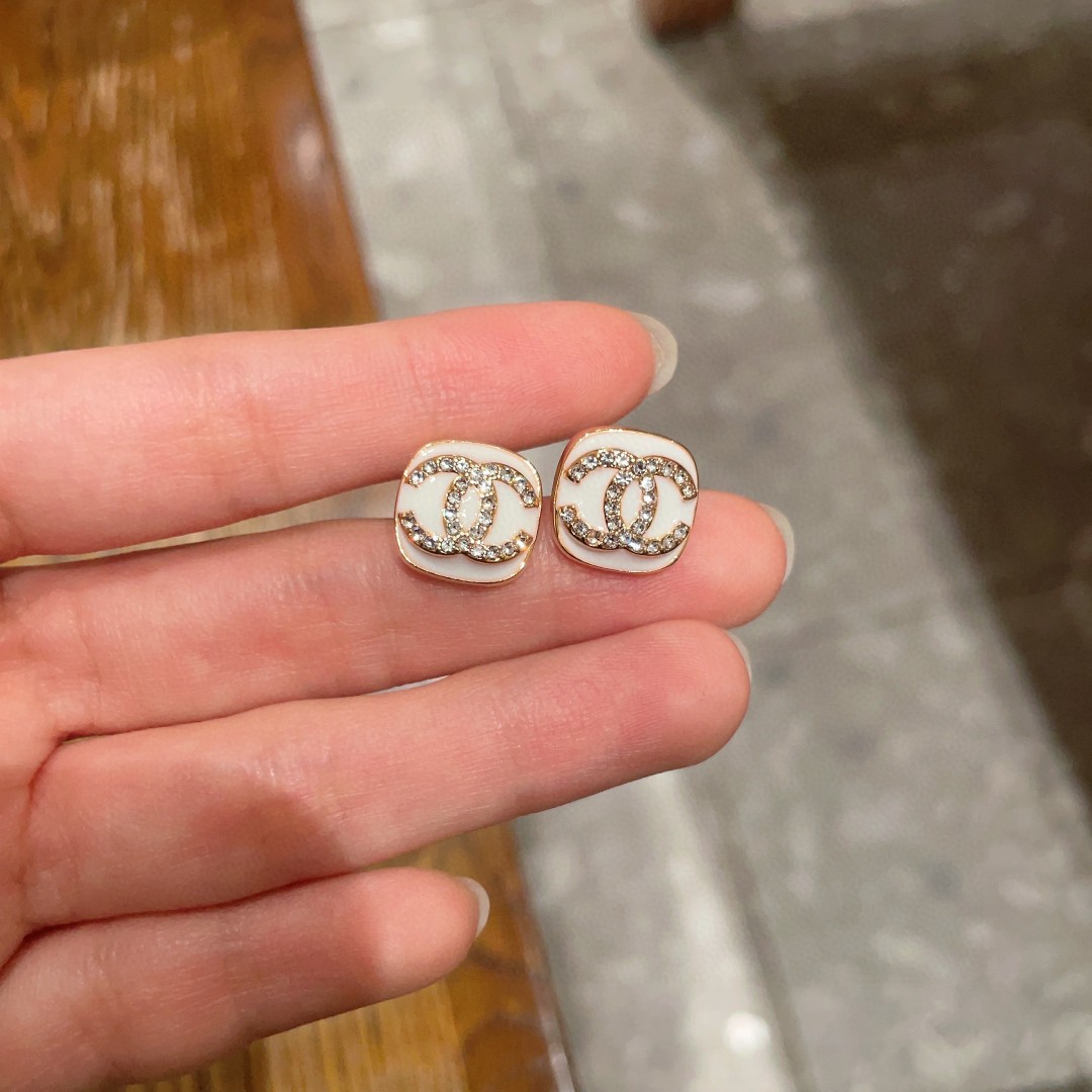  Chanel香奈儿 中古 双C耳钉👀原版复刻logo 小香家的款式真心无需多介绍😘🎶每一款都超好看，精