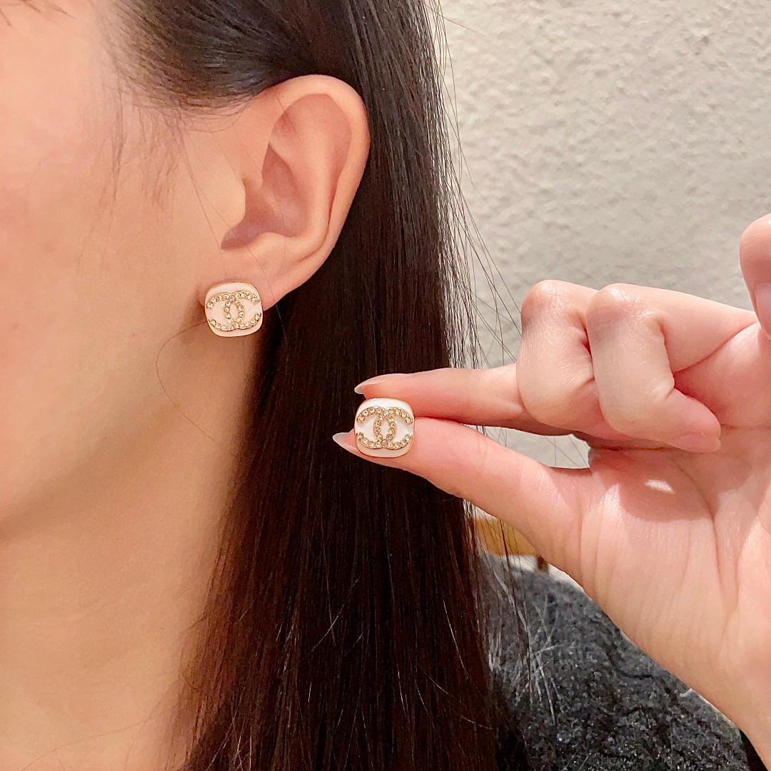  Chanel香奈儿 中古 双C耳钉👀原版复刻logo 小香家的款式真心无需多介绍😘🎶每一款都超好看，精