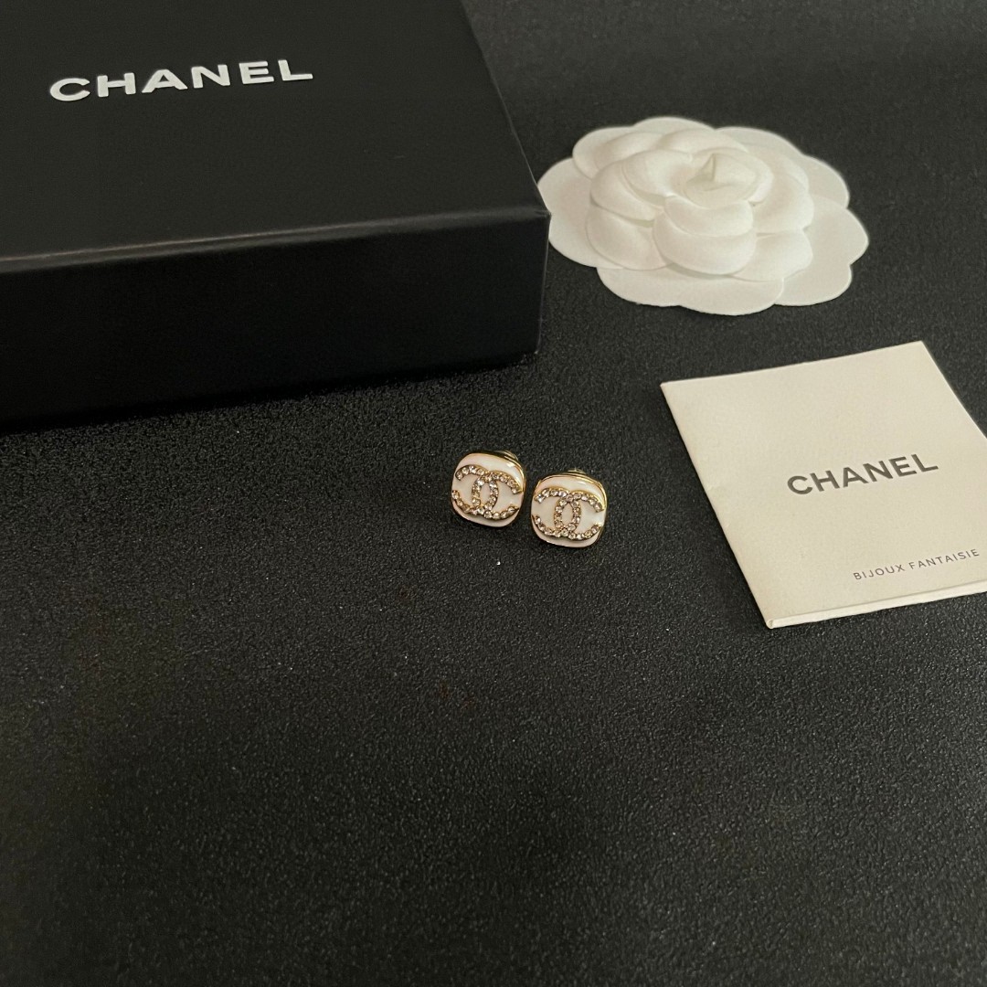  Chanel香奈儿 中古 双C耳钉👀原版复刻logo 小香家的款式真心无需多介绍😘🎶每一款都超好看，精