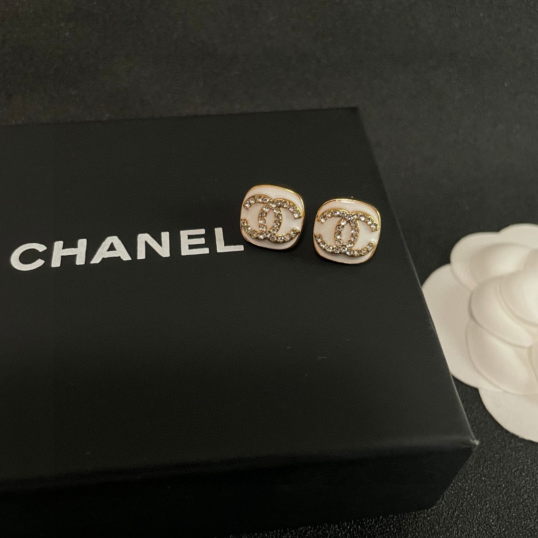  Chanel香奈儿 中古 双C耳钉👀原版复刻logo 小香家的款式真心无需多介绍😘🎶每一款都超好看，精