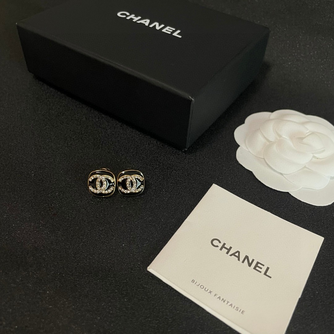 Chanel香奈儿 中古 双C耳钉👀原版复刻logo 小香家的款式真心无需多介绍😘🎶每一款都超好看，精