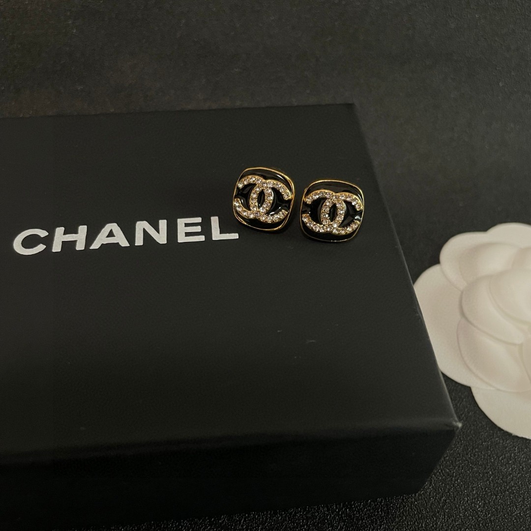  Chanel香奈儿 中古 双C耳钉👀原版复刻logo 小香家的款式真心无需多介绍😘🎶每一款都超好看，精