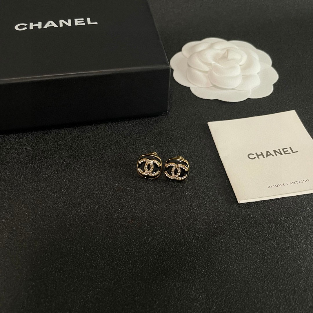  Chanel香奈儿 中古 双C耳钉👀原版复刻logo 小香家的款式真心无需多介绍😘🎶每一款都超好看，精