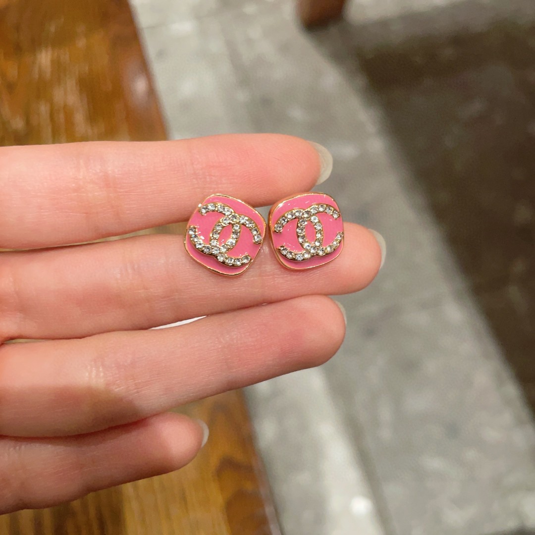  Chanel香奈儿 中古 双C耳钉👀原版复刻logo 小香家的款式真心无需多介绍😘🎶每一款都超好看，精