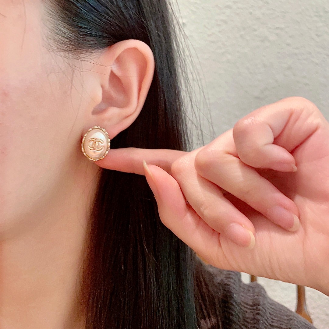  Chanel香奈儿 中古 双C耳钉👀原版复刻logo 小香家的款式真心无需多介绍😘🎶每一款都超好看，精
