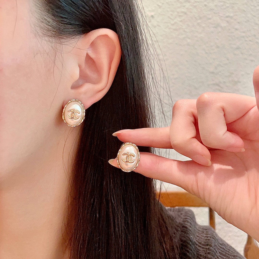  Chanel香奈儿 中古 双C耳钉👀原版复刻logo 小香家的款式真心无需多介绍😘🎶每一款都超好看，精